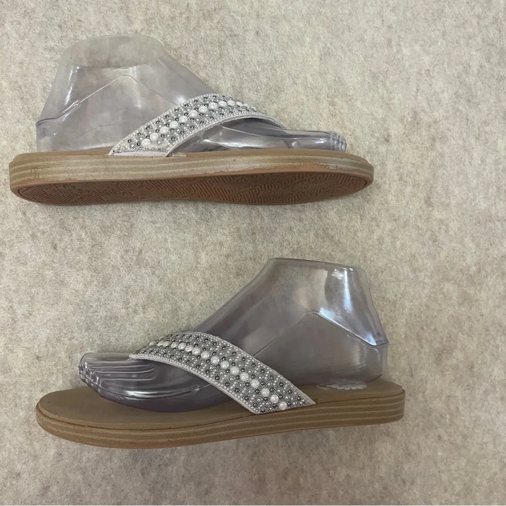 Yellow Box Debra Flip Flop Sandals Faux Pearl Leather Women’s Size 6.5